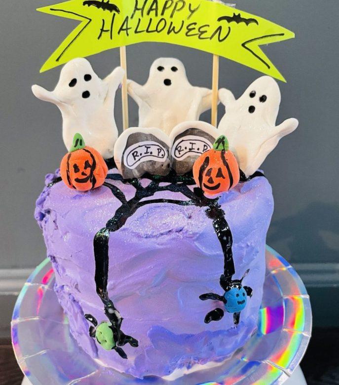 Halloween cake sculpture